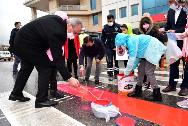 Tuzla’da yaya geçitleri kırmızıya boyandı