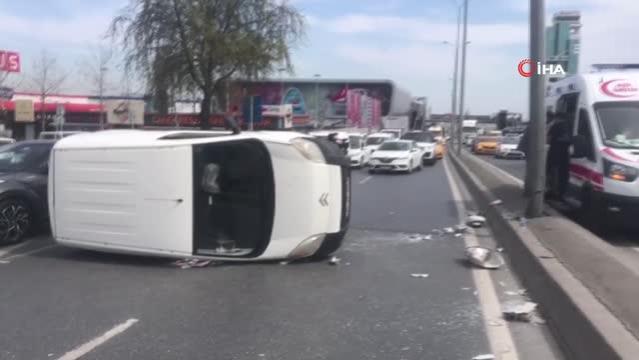 Beylikdüzü’nde kontrolden çıkan otomobil aydınlatma direğine çarpıp devrildi