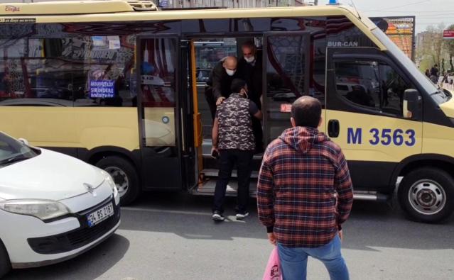 Kapısı açık şekilde ilerleyen dolmuş park halindeki otomobile çarptı, sürücüler arasında tartışma çıktı