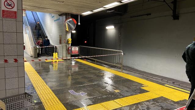 İstanbul Metrosunun tavanı aktı