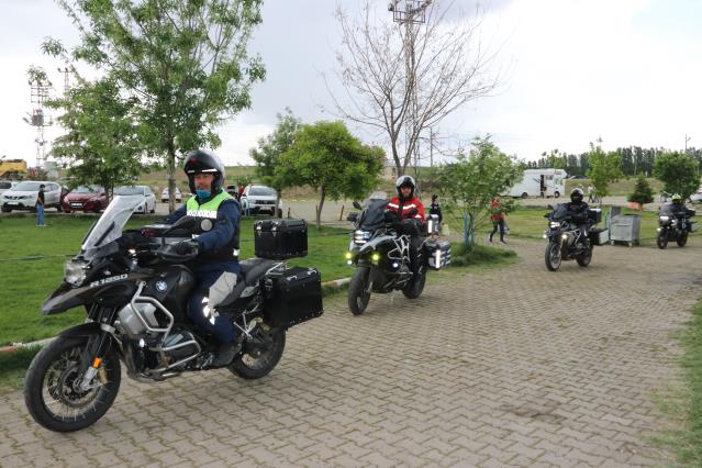 İnci kefali göçünü izlemek için motosikletleriyle kilometrelerce yol katettiler