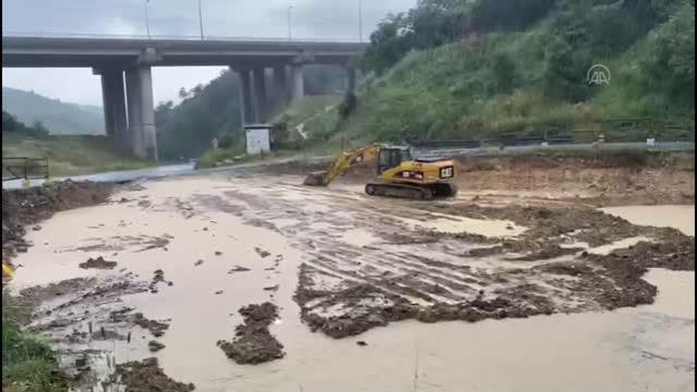 Arnavutköy’de etkili sağanağın ardından su baskınları meydana geldi