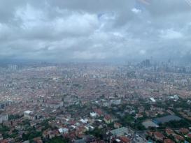 Çamlıca Kulesi’nden İstanbul’un üstündeki güneş ve kara bulutlar