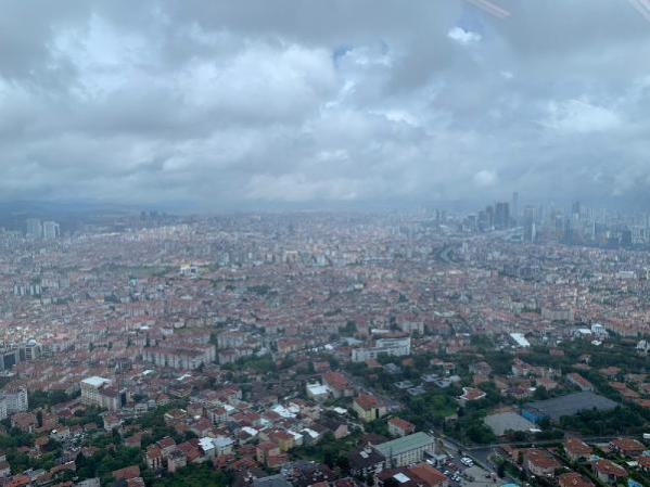 Çamlıca Kulesi’nden İstanbul’un üstündeki güneş ve kara bulutlar