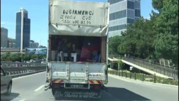 Kadıköy’de kamyonet kasasında tehlikeli yolculuk kamerada