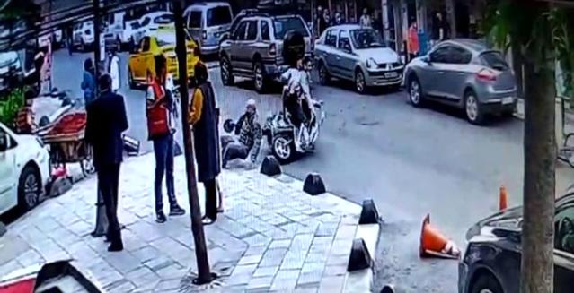 Motosikletin yaşlı adama çarptığı anlar kamerada