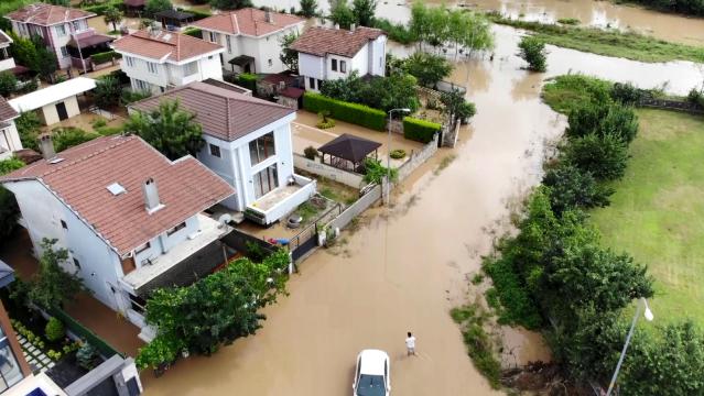 İstanbul’da etkili olan sağanak yağış vatandaşlara zor anlar yaşattı