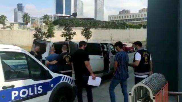 Ataşehir’de polisleri gören şüpheli, uyuşturucu dolu poşeti pencereden attı