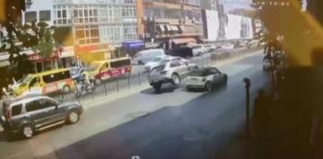 BAĞDAT CADDESİ’NDEKİ KAZA GÜVENLİK KAMERASINDA