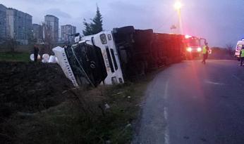 Arnavutköy’de virajı dönemeyen tır yola devrildi