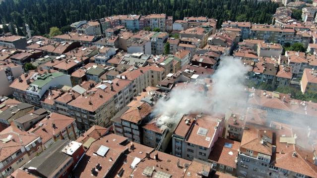 Üsküdar’da doğal gaz kutusunda başlayan yangın apartmana ve 5 araca sıçradı