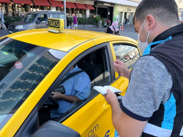 Taksim Meydanı’nda taksilere denetim…Emniyet kemeri takmayan bir sürücü kesilen cezaya isyan etti