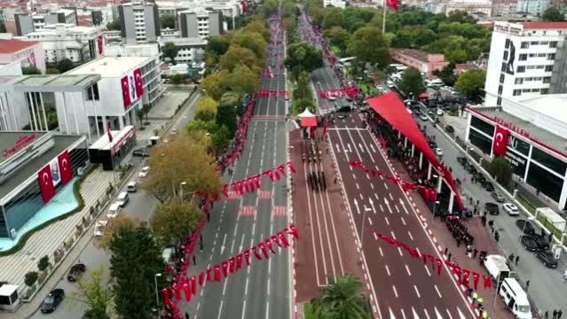 Cumhuriyet Bayramı dolayısıyla Vatan Caddesi’nde tören geçişi düzenlendi