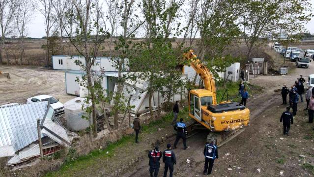 İçme suyu havzasına kaçak yapılmak istenen depo belediye ekiplerince yıkıldı