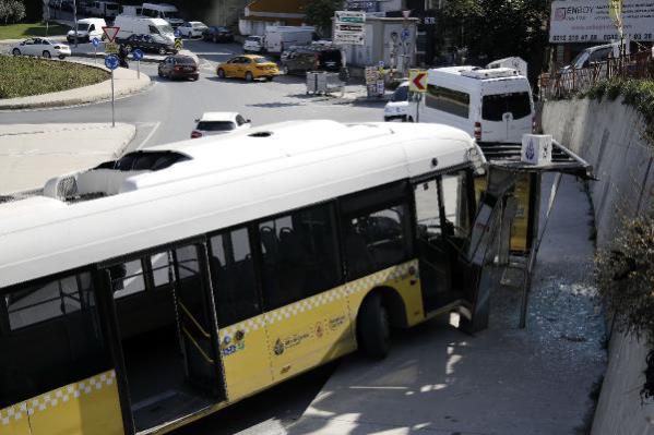 Kağıthane’de İETT otobüsü durağa çarptı