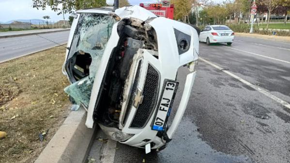 KARTAL’DA OTOMOBİL DEVRİLDİ; SÜRÜCÜ YARALANDI