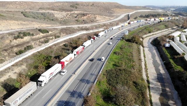 Pendik’te limana giriş için bekleyen tırlar kilometrelerce kuyruk oluşturdu