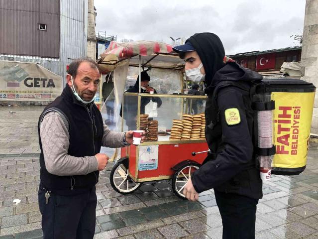 Fatih’te Uluslararası Çay Günü’nde 2 bin 500 kış çayı dağıtıldı