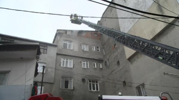 BEYOĞLU’NDA YANGIN ÇIKAN BİNADAKİ KADIN BİRİNCİ KATTAN ATLADI