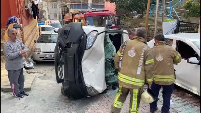 İstanbul’da devrilen hafif ticari aracın sürücüsü yaralandı