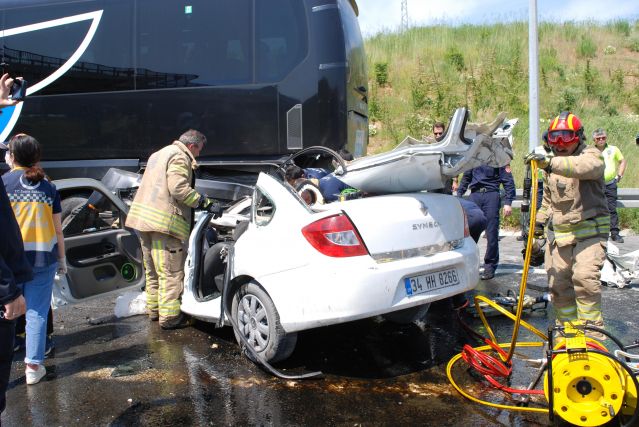 Tuzla’da otobüse çarpan otomobildeki 1 kişi öldü, 2 kişi yaralandı