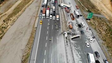 Pendik’te çimento yüklü kamyon karşı şeride daldı, ortalık savaş alanına döndü