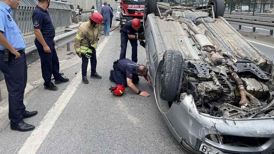 Kadıköy’de bariyerlere çarparak ters dönen otomobilin sürücüsü yaralandı