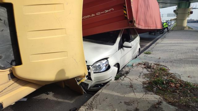 Bakırköy’de mucizevi kurtuluş! Tır otomobilin üzerine devrildi, sürücünün eli bile çizilmedi