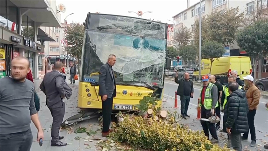 Büyükçekmece’de şoförü rahatsızlanan İETT otobüsü kaza yaptı