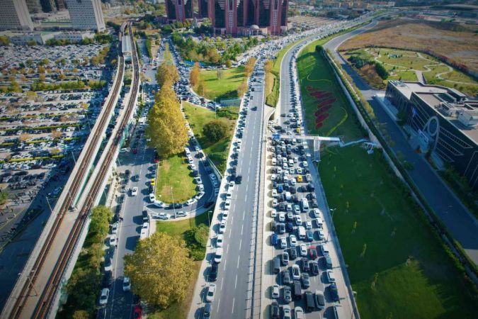 İstanbul trafiğinde seçim yoğunluğu… Metrelerce uzayan araç kuyruğu böyle görüntülendi