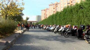 KÜÇÜKÇEKMECE’DE BİR SİTEYE MOTORLA ALINMAYAN MOTOKURYELER, PROTESTO EYLEMİ YAPTI