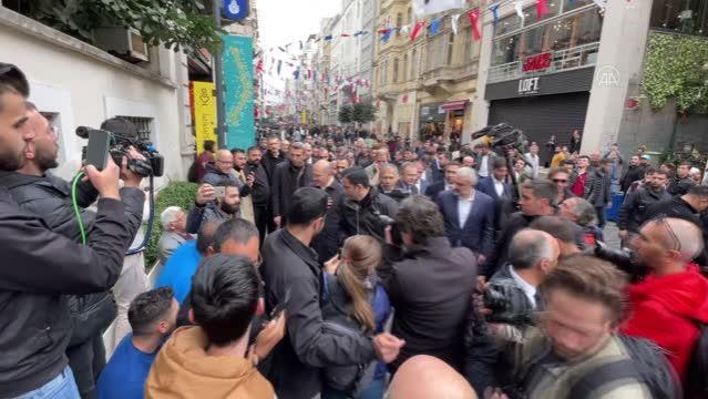 İçişleri Bakanı Soylu, İstiklal Caddesi’nde esnafı ziyaret etti