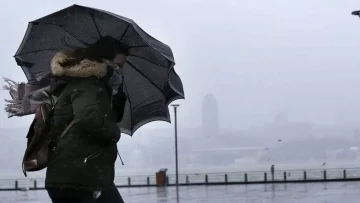İstanbul’da yağmur ve şiddetli rüzgar başladı