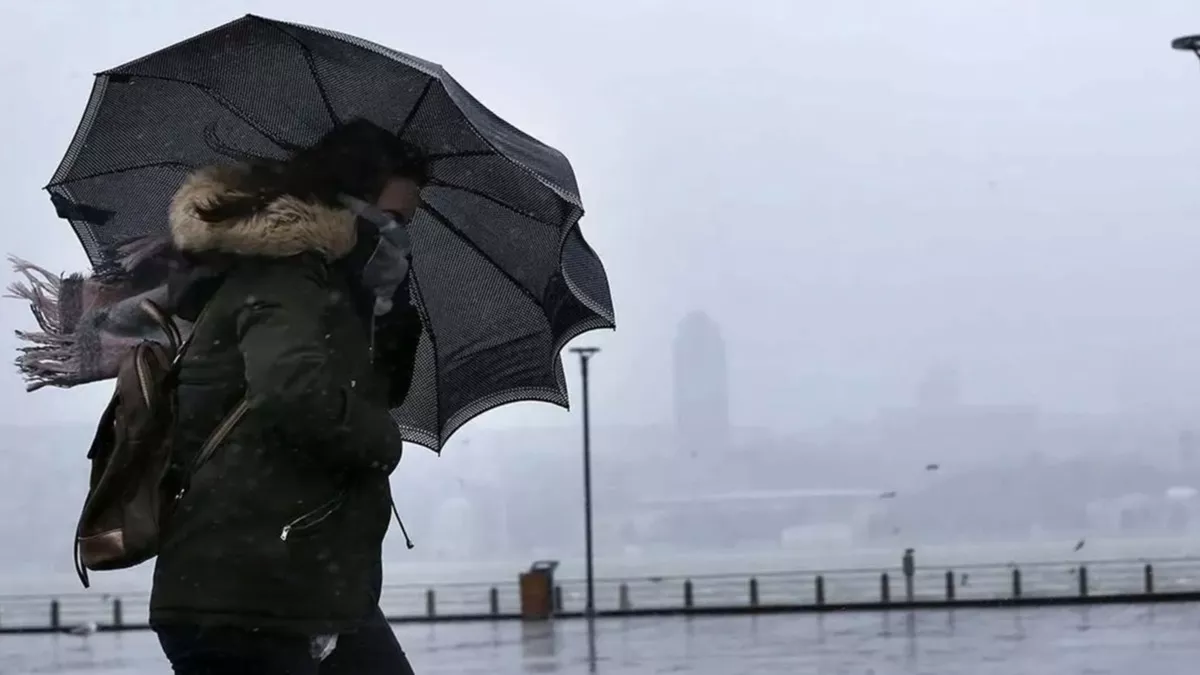 İstanbul’da yağmur ve şiddetli rüzgar başladı