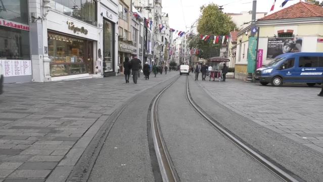 İstiklal Caddesi’ndeki Terör Saldırısının Düzenlendiği Noktaya, Hayatını Kaybedenlerin Anısına Karanfiller Bırakıldı