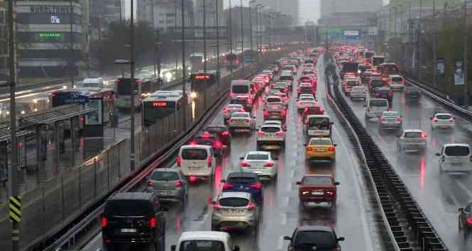 İstanbul’da yağmur nedeniyle trafik yoğunluğu yaşanıyor