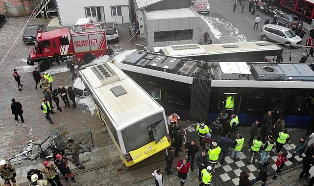 Alibeyköy’deki feci kazanın ardından otobüs ve tramvay olay yerinden kaldırıldı