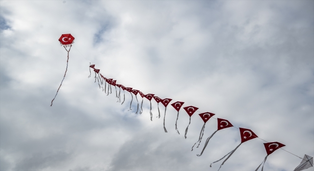 Üsküdar’da Türk bayraklı 150 uçurtma, boğazın üzerinde 225 metrelik zincir oluşturdu