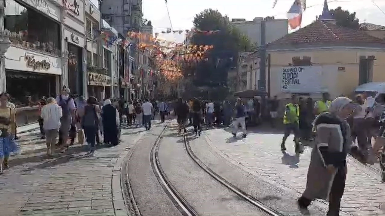 Taksim’de sağanak yağışın ardından güneş açtı