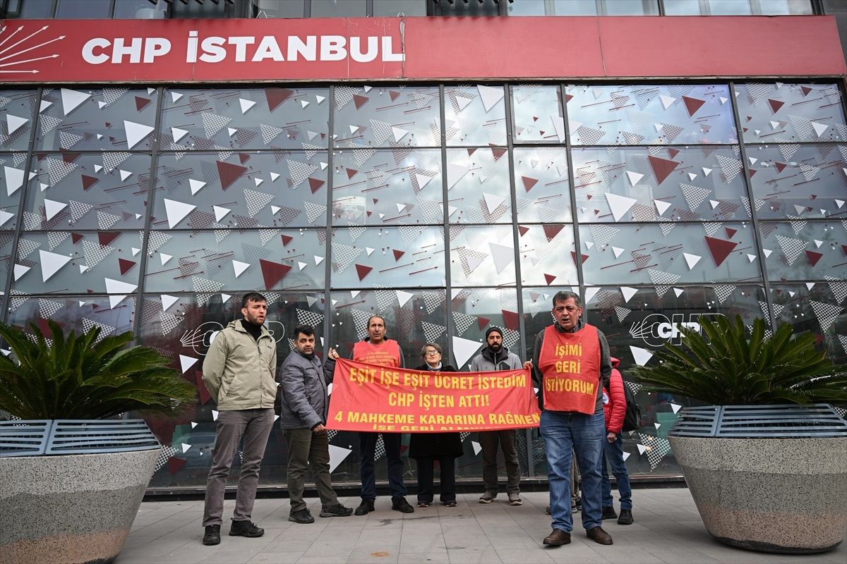 İşçi, işten çıkarılma kararını protesto etmek için CHP İstanbul İl Başkanlığı binasında oturma eylemi yapıyor