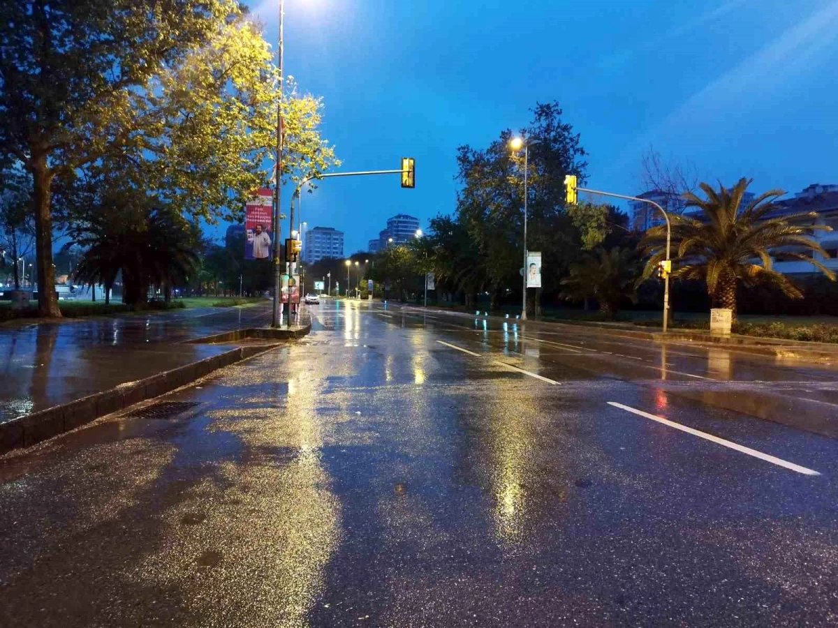 İstanbul’da Sabah Saatlerinden İtibaren Sağanak Yağış Etkisi