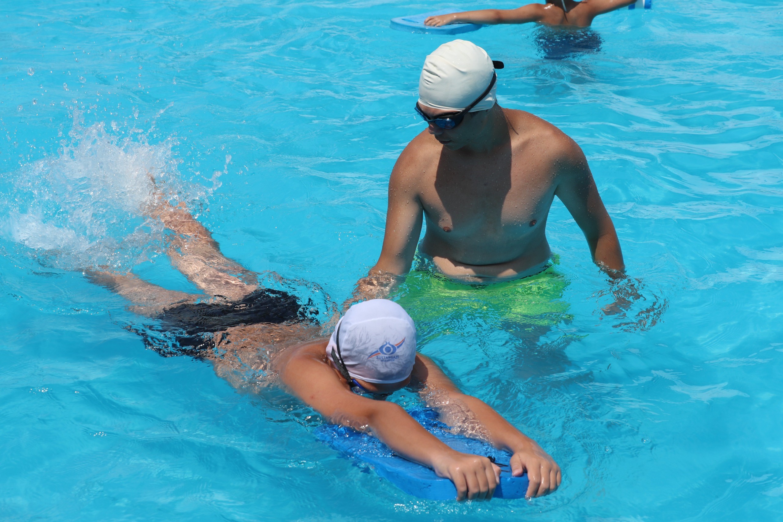 Sultangazi Belediyesi’nden Gençlere Yüzme Eğitimi: 900 Öğrenci Haftada İki Gün Ders Alıyor
