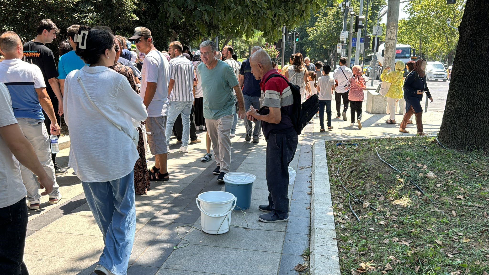 Yıldız Sarayı’nın Kapıları Ziyaretçilere Açıldı, Uzun Kuyruklar Oluştu