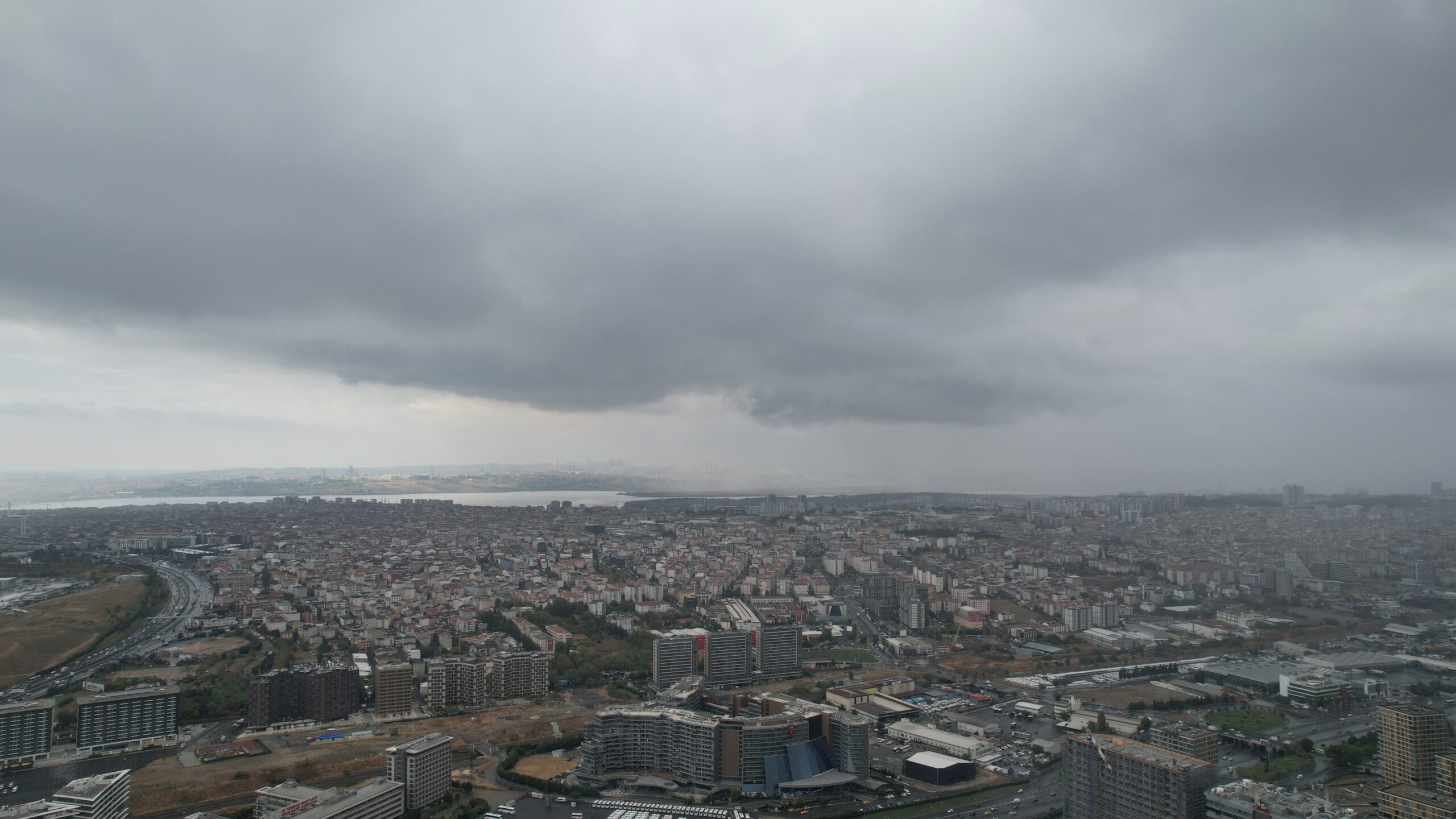 İstanbul’da Sağanak Yağış Öncesi Bulutlar Dron ile Görüntülendi