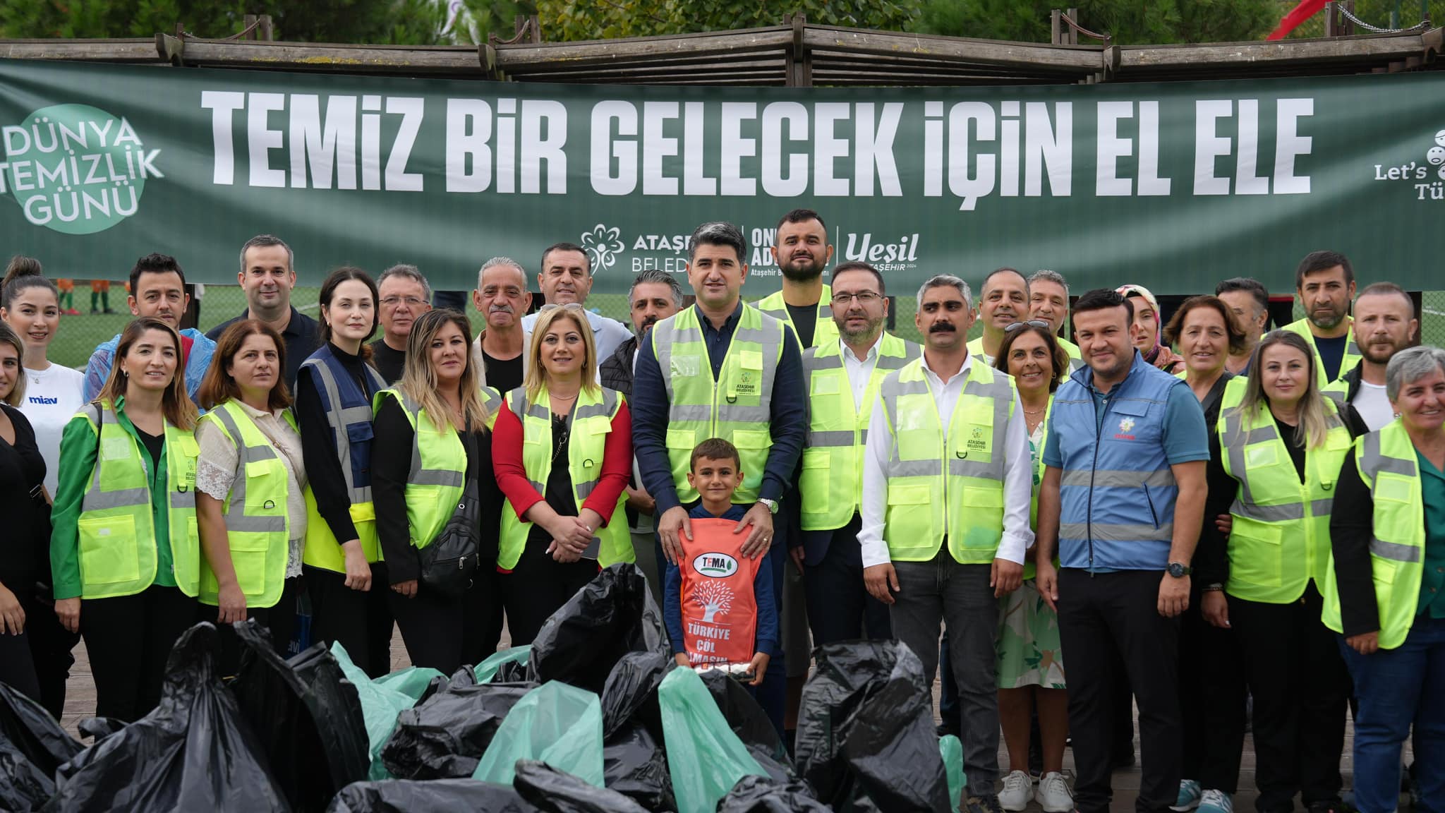 ATAŞEHİR’DE ÇEVRECİ HAREKET: BAŞKAN ADIGÜZEL VE ÇEVRESEVERLER PARKTA BULUŞUP ÇÖPLERİ TOPLADI