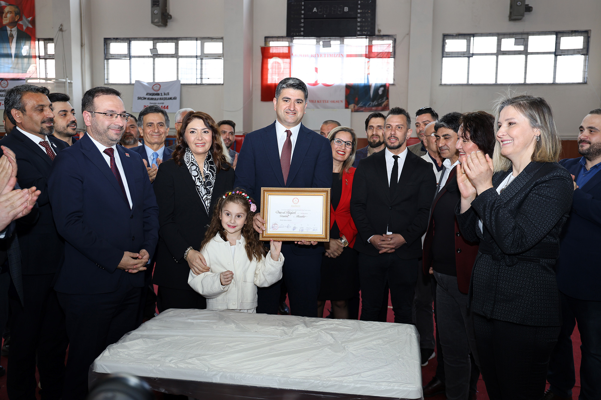 ATAŞEHİR’İN YENİ BELEDİYE BAŞKANI ONURSAL ADIGÜZEL MAZBATASINI ALDI