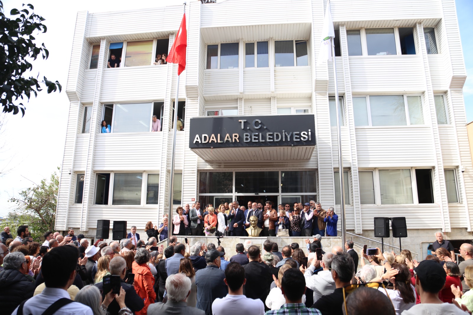 31 Mart yerel seçimlerinde Adalar Belediye Başkanı seçilen Ali Ercan Akpolat, görevine başladı.