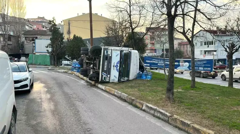 Ataşehir’de Freni Patlayan Kamyonet Devrildi