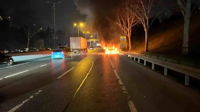 Bağcılar’da Ticari Araç Yangını