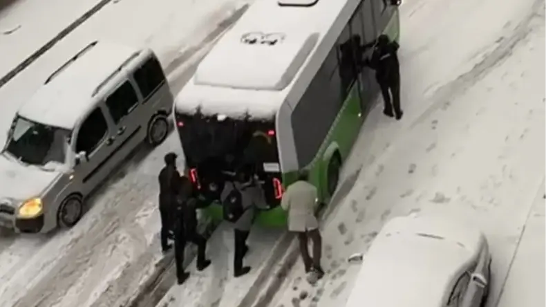 İstanbul’da Kar Yağışı, İETT Otobüsünü Ağaca Çarptırdı